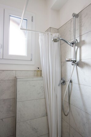 Standard Single Room, 1 Twin Bed | Bathroom | Shower, free toiletries, bidet, towels - Giardino 34 (Forlì)