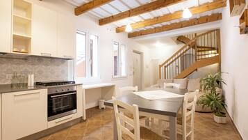 Réfrigérateur dans l'espace commun, micro-ondes dans l'espace commun