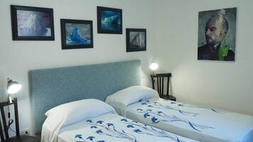 Una scrivania, Wi-Fi gratuito, lenzuola