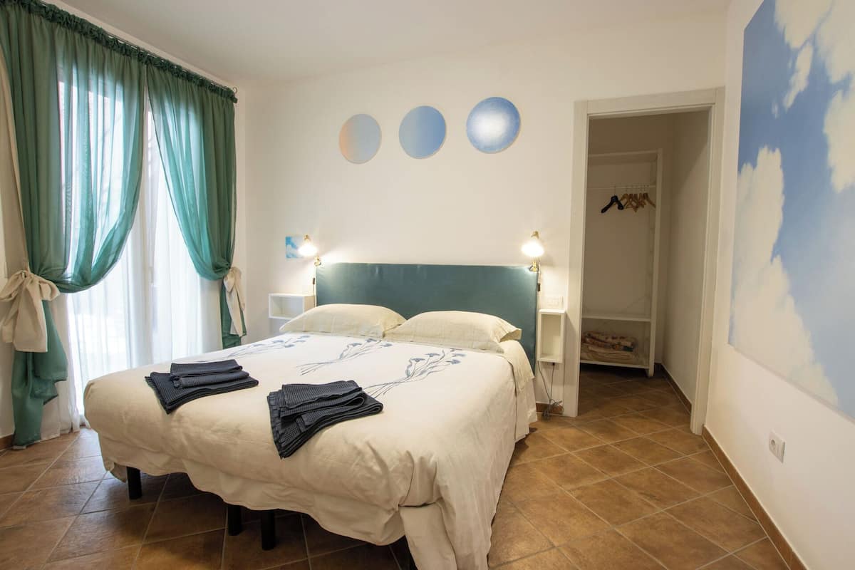 Standard-Doppel- oder -Zweibettzimmer, eigenes Bad, Gartenblick | Schreibtisch, kostenloses WLAN, Bettwäsche