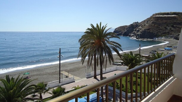 Un balcone con vista sulla spiaggia e sull'oceano.