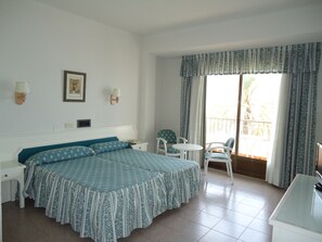 Double Room, 2 Twin Beds | In-room safe, free WiFi