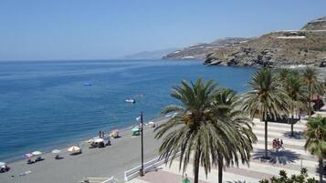 Una spiaggia nelle vicinanze