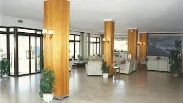 Coin salon dans le hall