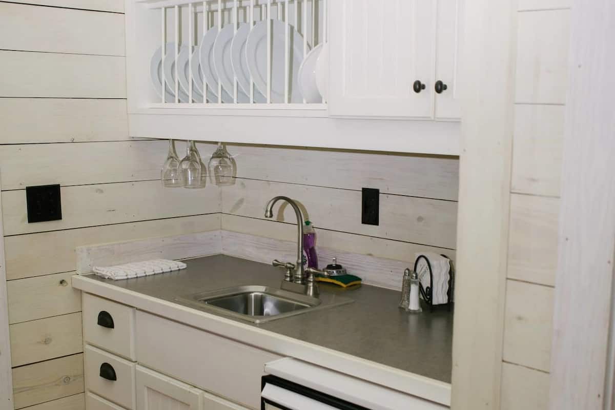 Camelia Cottage | Private kitchenette | Coffee/tea maker, fridge, microwave, cookware/dishes/utensils