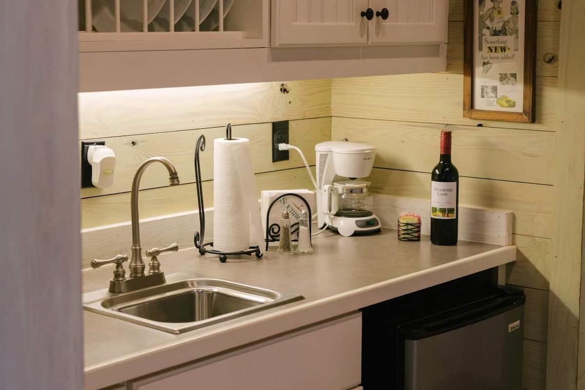 Sweet Pea Cottage | Private kitchenette | Coffee/tea maker, fridge, microwave, cookware/dishes/utensils