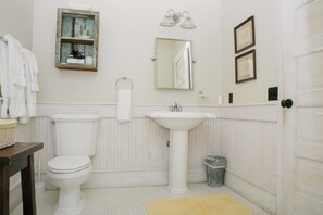 Dogwood Cottage | Bathroom