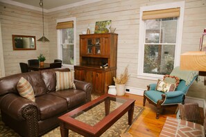 Ferienhaus, 1 King-Bett und Schlafsofa, Nichtraucher | Wohnzimmer | 42-Zoll-Flachbildfernseher mit Premium-TV-Sendern, Fernseher, Kamin