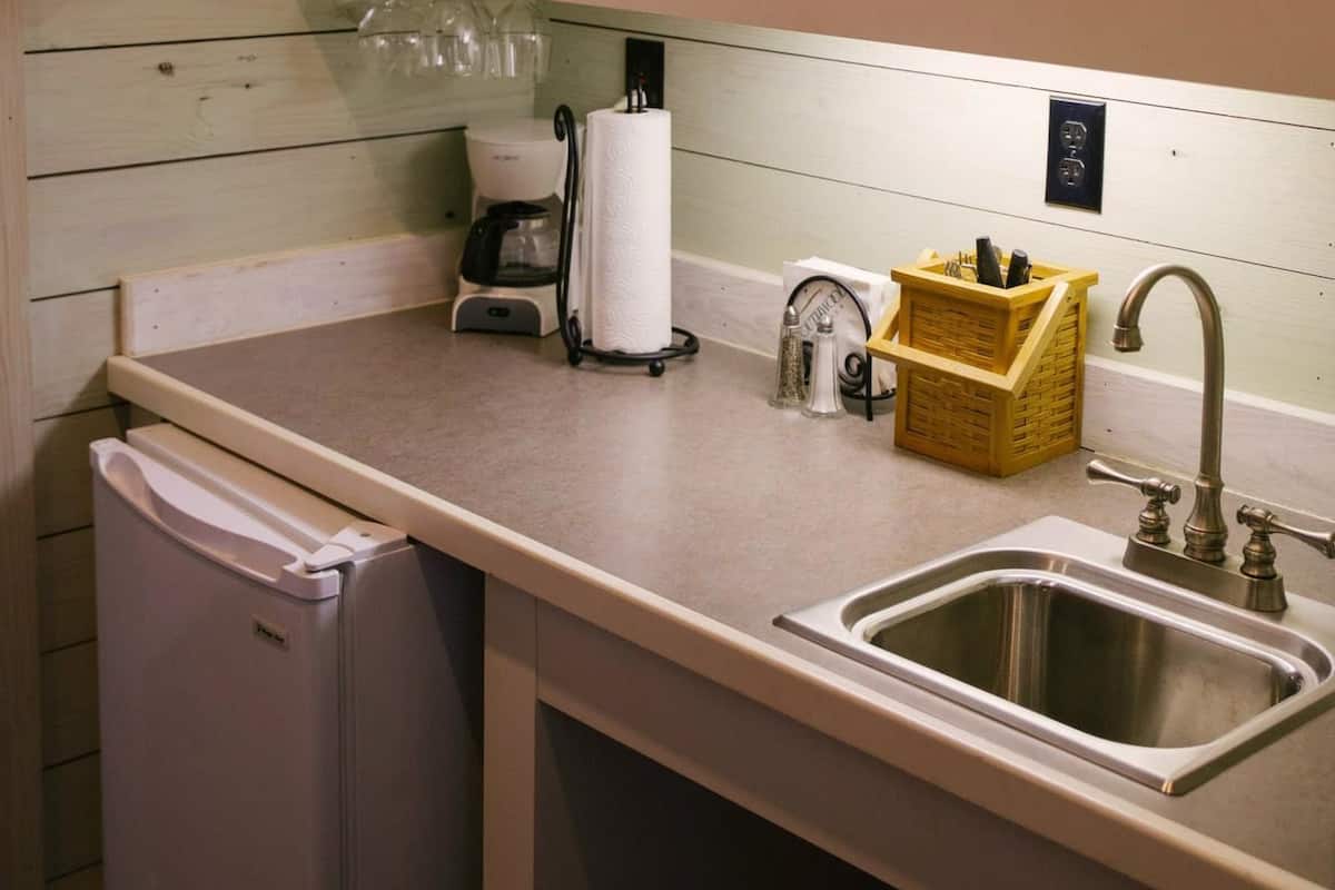 Magnolia Cottage | Private kitchenette | Coffee/tea maker, fridge, microwave, cookware/dishes/utensils