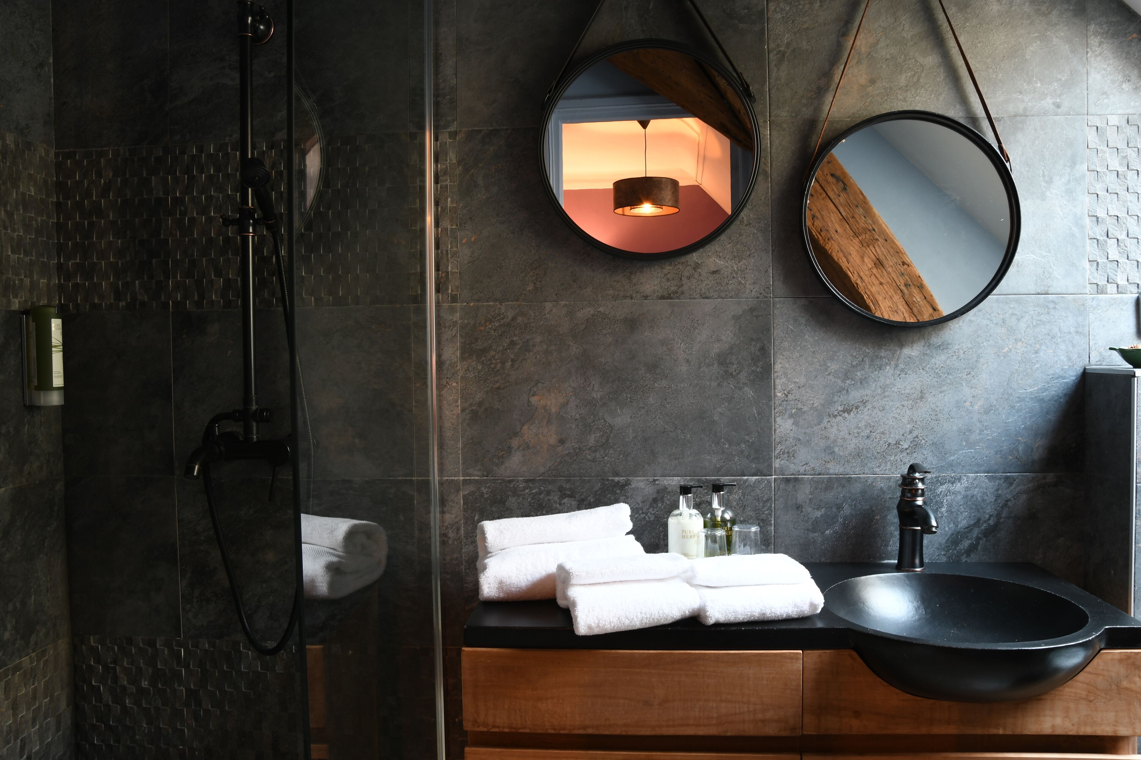 standard double room | bathroom | free toiletries, hair dryer, towels