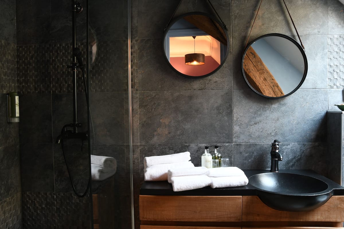 standard double room | bathroom | free toiletries, hair dryer, towels