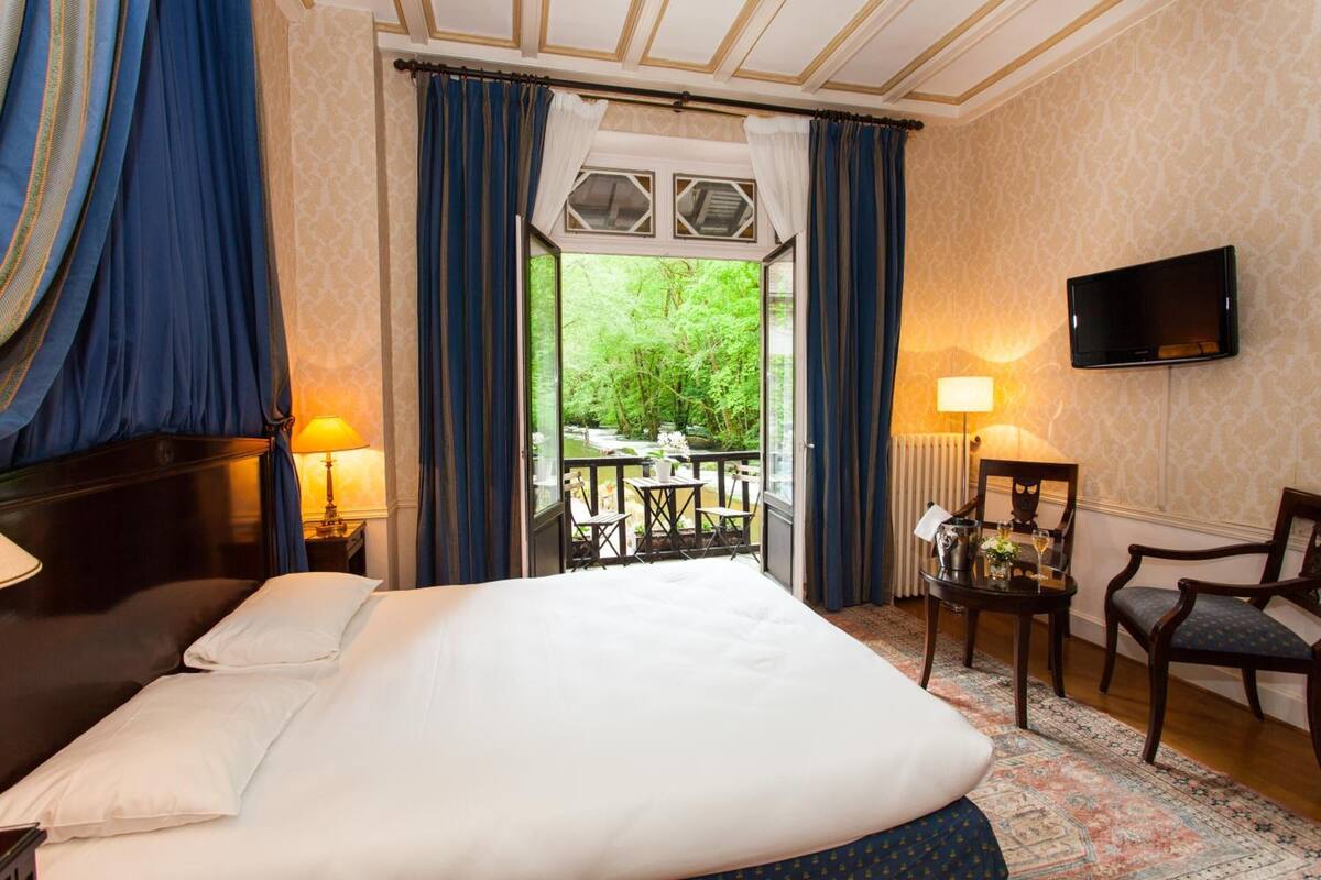 individually decorated, individually furnished, desk, blackout curtains