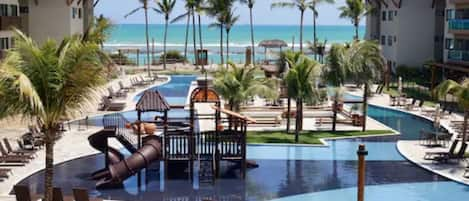 Piscine extérieure, parasols de plage, chaises longues