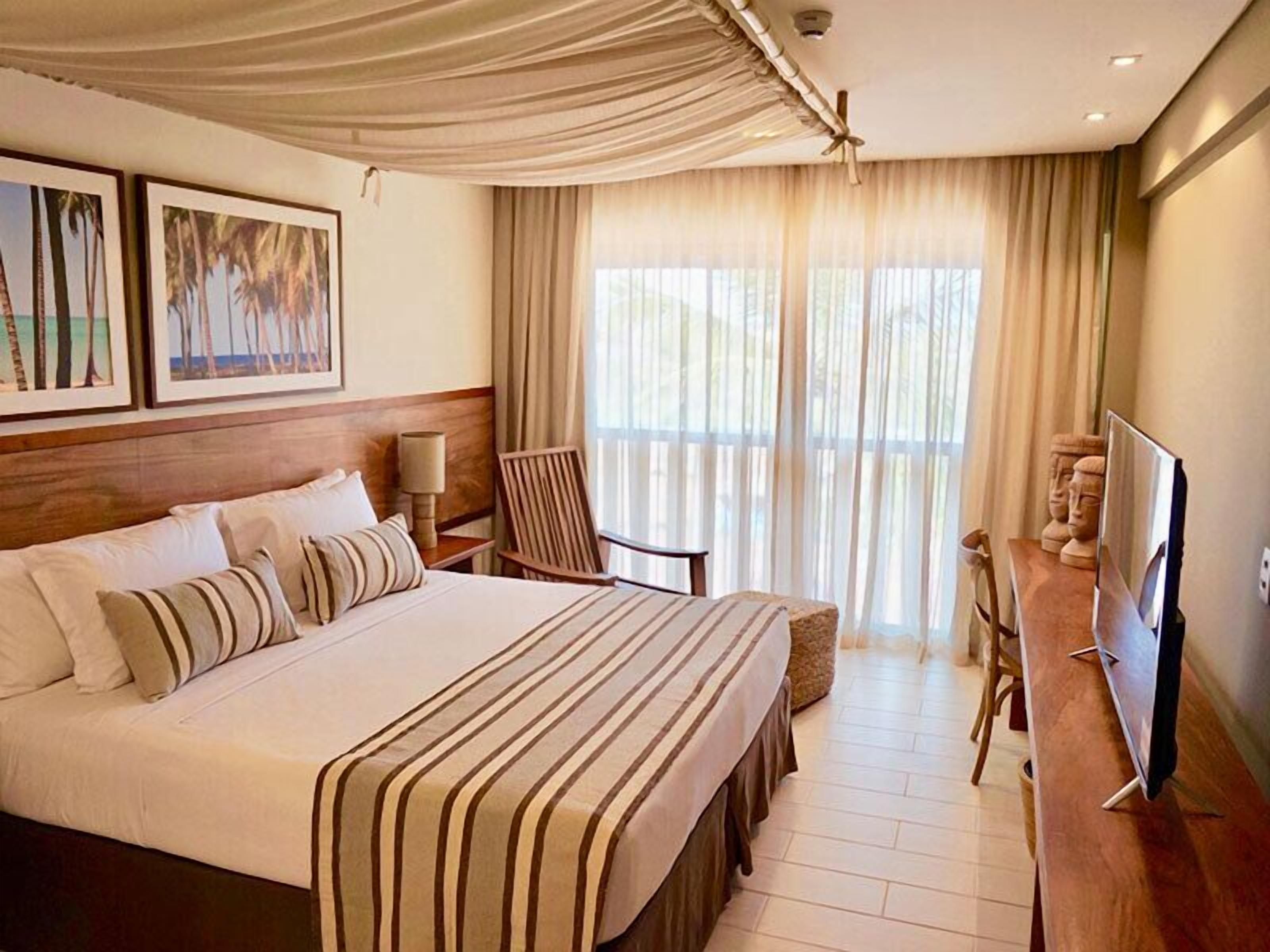 Hypo-allergenic bedding available, in-room safe, desk, blackout drapes