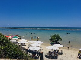 在海滩、白沙、排球