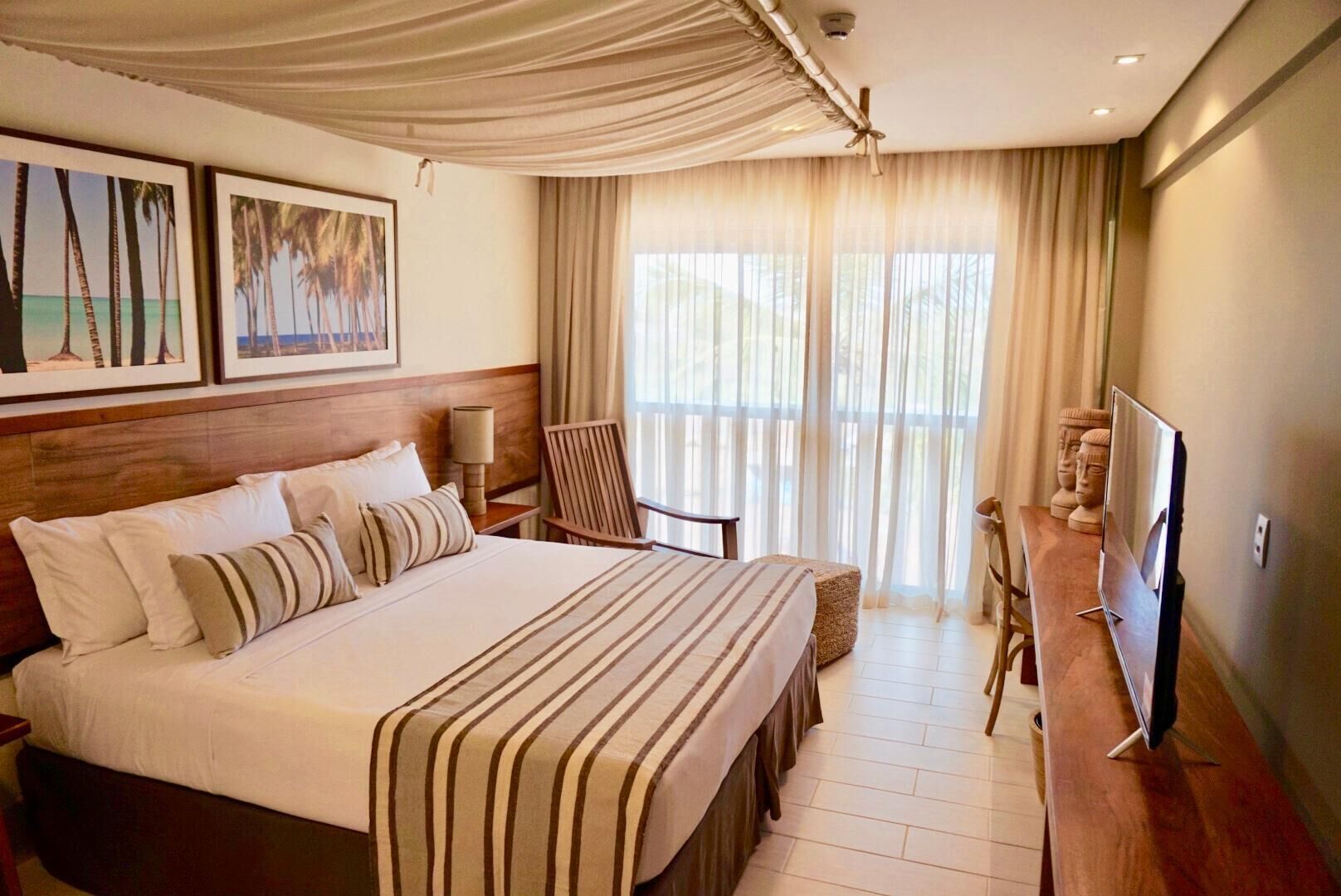 Hypo-allergenic bedding, in-room safe, desk, blackout curtains