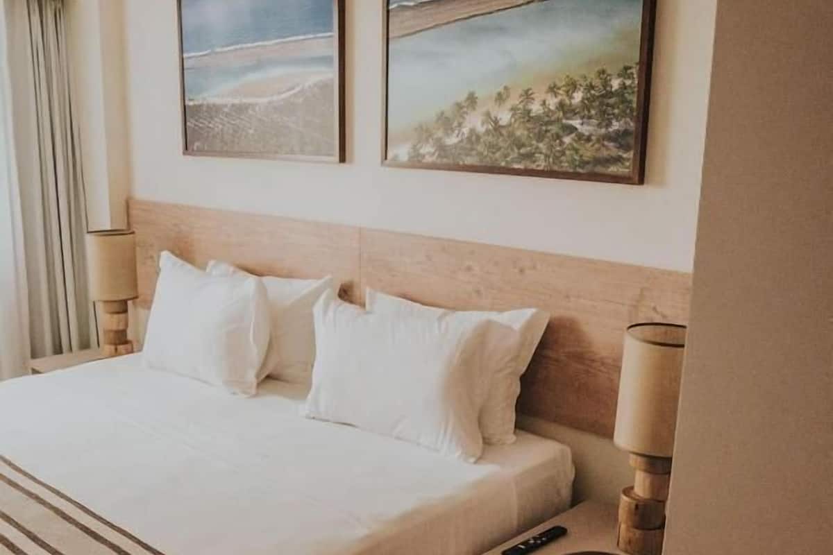 Ropa de cama hipoalergénica y caja de seguridad en la habitación