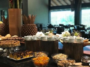 بوفيه فطور مجانًا يوميًا