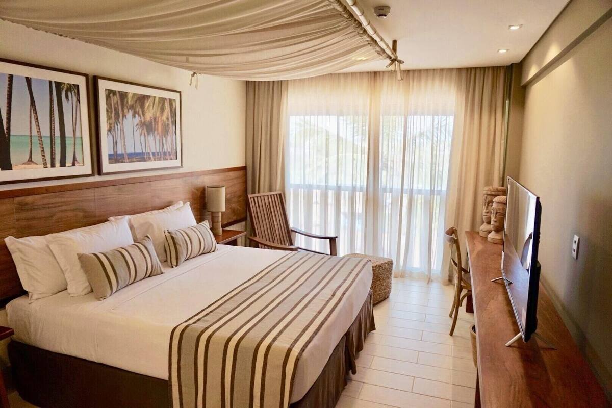 Hypo-allergenic bedding available, in-room safe, desk, blackout drapes