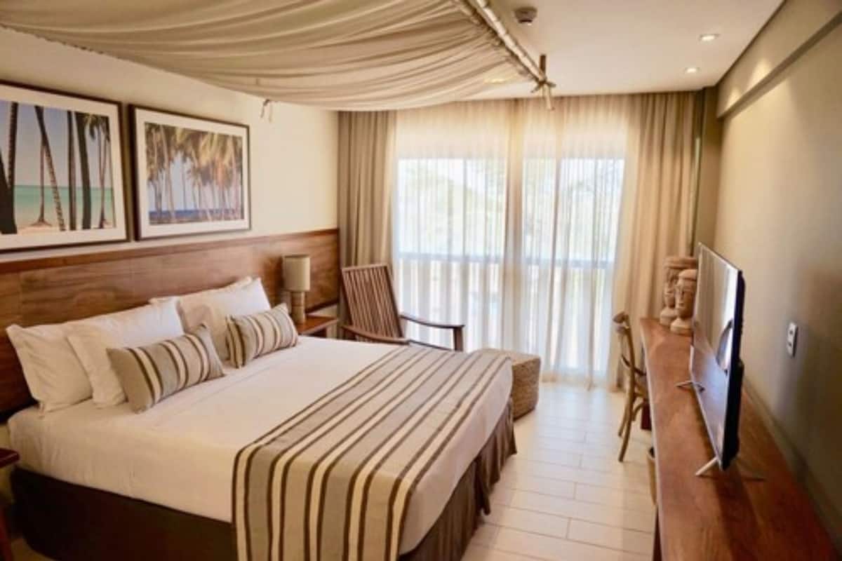 Premiuim, Pool and Side sea view | Hypo-allergenic bedding, in-room safe, individually decorated