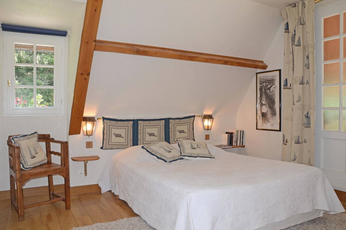 Comfort-Zimmer | Hochwertige Bettwaren, individuell dekoriert, Bügeleisen/Bügelbrett