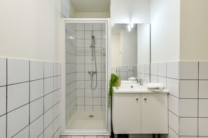Shower, free toiletries, towels