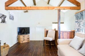 Bridge View Cottage | Living area | Flat-screen TV - Bridge View Cottage (Richmond)