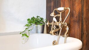 Bridge View Cottage | Bathroom | Bathtub, towels - Bridge View Cottage (Richmond)
