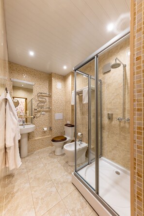 Luxury Room, Terrace | Bathroom | Shower, rainfall showerhead, free toiletries, hair dryer - Hotel Barcelona (Pskov)