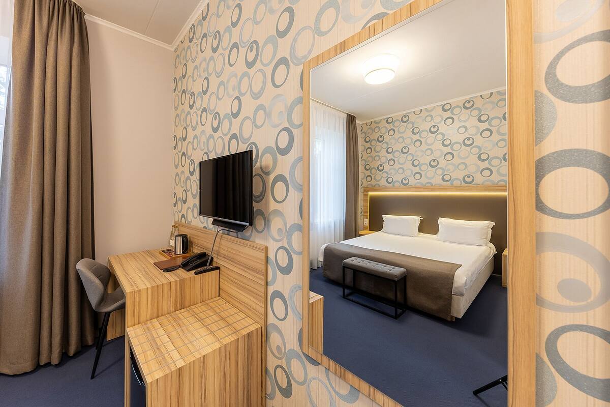 Standard Double or Twin Room, Non Smoking | Premium bedding, minibar, in-room safe, desk
