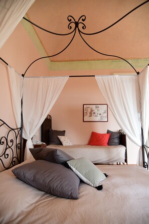 Deluxe Triple Room | Minibar, individually furnished, desk, free cots/infant beds - Giardino Arancio (Giarre)