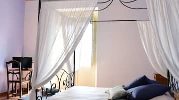 Deluxe Triple Room | Minibar, individually furnished, desk, free cribs/infant beds