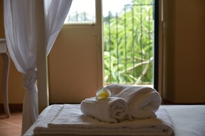 Deluxe Double Room | Minibar, individually furnished, desk, free cots/infant beds - Giardino Arancio (Giarre)