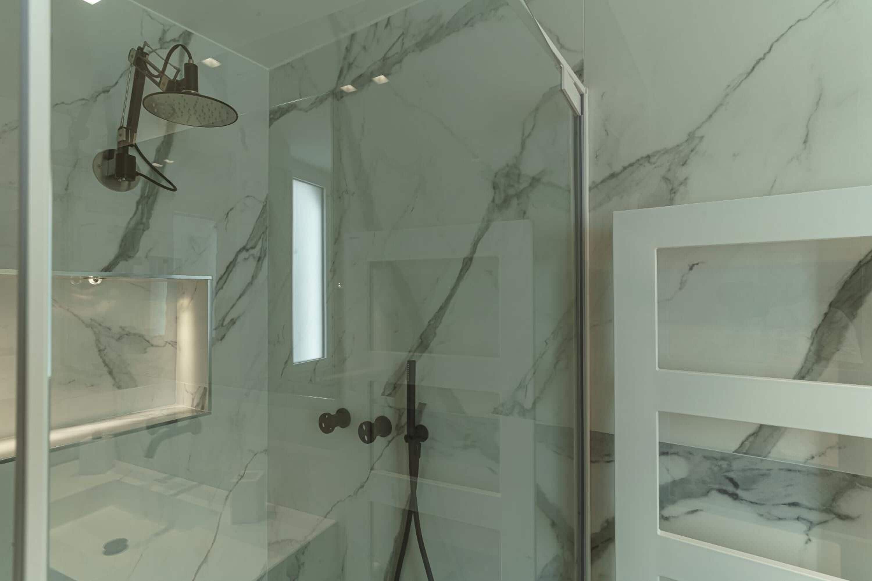 Buồng tắm vòi sen, dép đi trong nhà, chậu vệ sinh/vòi rửa, khăn tắm 