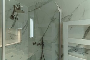 Shower, slippers, bidet, towels - B&B nel Blu Dipinto di Blu (Polignano a Mare)