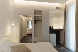 Deluxe Double Room, 1 Queen Bed, Balcony | Minibar, desk, soundproofing, free WiFi