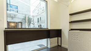 Ein modernes Interieur mit großem Fenster, dunklen Holzpaneelen und einer strukturierten Wand.