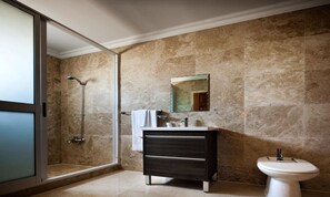 Appartement Familial, 3 chambres | Salle de bain