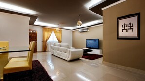Family Apartment, 3 Bedrooms | Living room | Plasma TV - ApartHotel Luar (Belas)