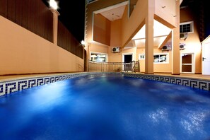 Una piscina al aire libre