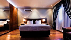 Deluxe Double Room | In-room safe, WiFi (free), bed sheets - ApartHotel Luar (Belas)
