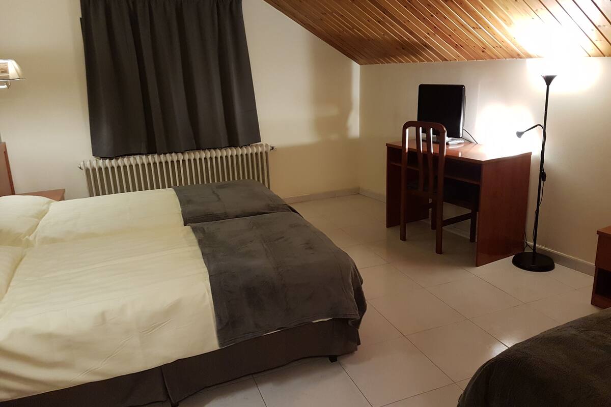 In-room safe, WiFi (free), bed sheets