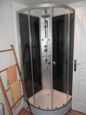 Dusche, Regendusche, kostenlose Toilettenartikel, HandtĂŒcher