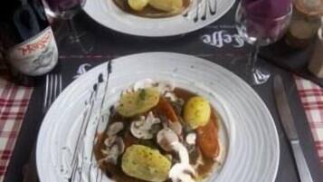 Zwei Teller Essen auf einem Tisch mit kariertem Tischläufer.