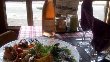 Serveert lunch en diner