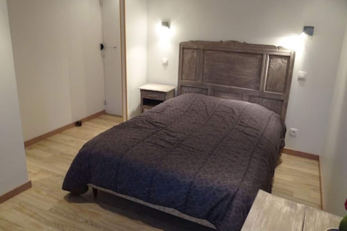 Habitación doble estándar | Decoración personalizada, muebles diferentes y escritorio