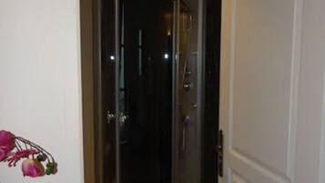 Standard Double Room | Bathroom shower