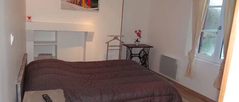 Habitación doble estándar | Decoración personalizada, muebles diferentes y escritorio