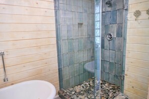 Waterscape | Bathroom | Combined shower/bathtub, free toiletries, hair dryer, towels