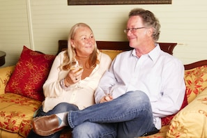 Deluxe suite, 1 kingsize bed, niet-roken | Woonruimte | Een lcd-televisie